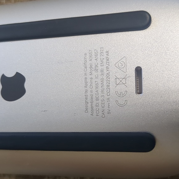 Apple magic mouse model A1657 - USED - Picture 3 of 8